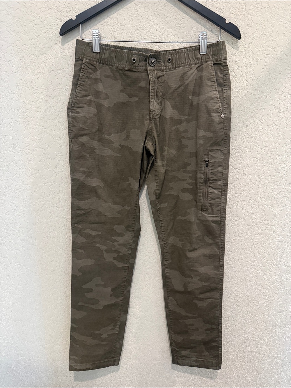 Vuori Men's tOlive Camo Cargo Pants - Casual Utility Style size Small